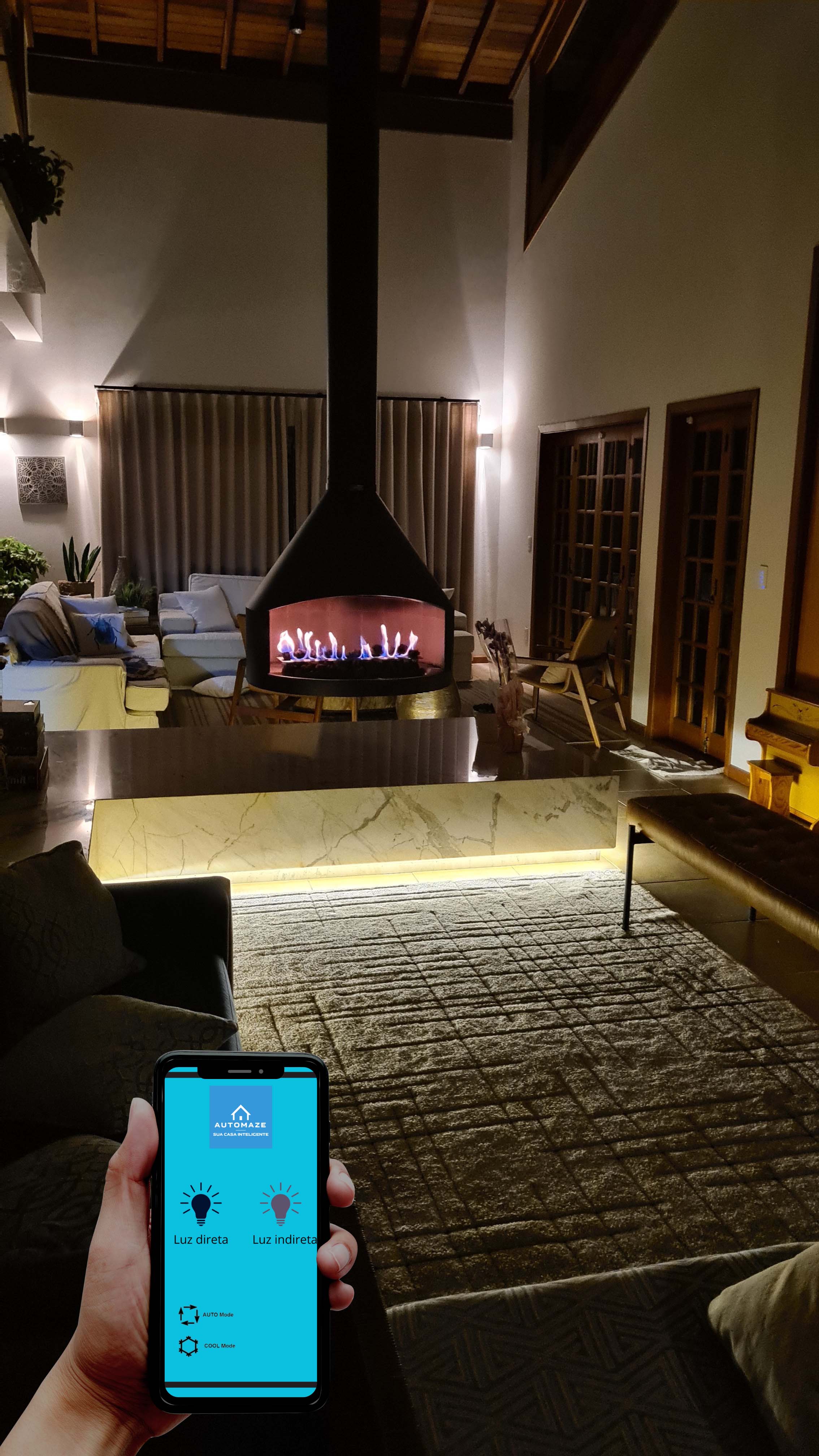 Sala com celular copy.jpg